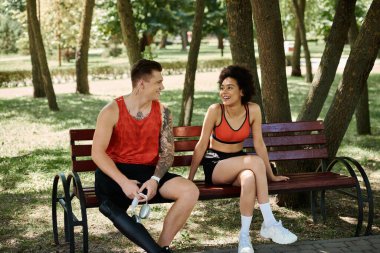 Arkadaşların arasında neşeli bir an. Parkta güneşli bir günün tadını çıkarıyorlar. Kahkaha ve bağlantılarla dolu..