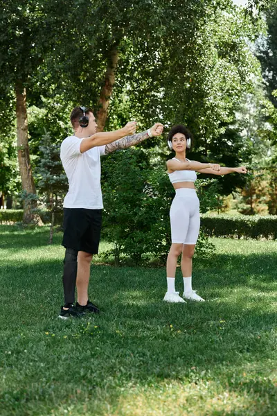 stock image Friends exercise outdoors, focusing on strength and connection while embracing fitness and fun.