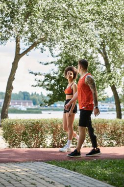Genç arkadaşlar açık havada aktif olarak egzersiz yapıyorlar, fitness ve arkadaşlığı kucaklıyorlar..