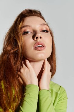 Kendine güvenen bir kadın moda anlayışını zarafet ve cazibeyle gösterir..