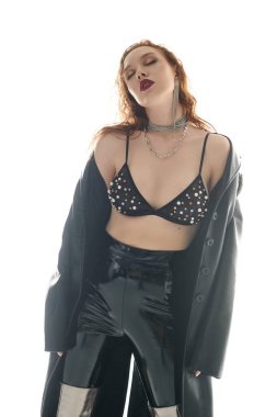 Kızıl saçlı bir model kendine güvenen ve yetenekli cesur bir stil sergiliyor..