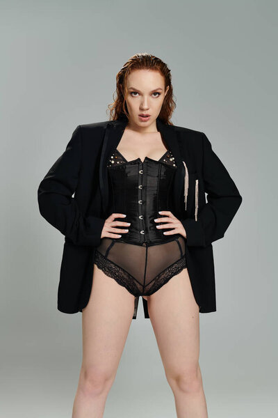 Блестящая рыжая женщина с уверенностью демонстрирует свой смелый выбор моды.