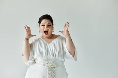 Güzel bir gelin zarif beyaz elbisesi ve parlak küpeleriyle poz veriyor..