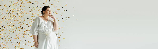 Красивая невеста в потрясающем платье обнимает свой момент, украшенный элегантными серьгами и изящной позой.