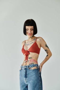 Şık bir kadın dövmelerini modaya uygun kıyafetlerle sergiliyor..