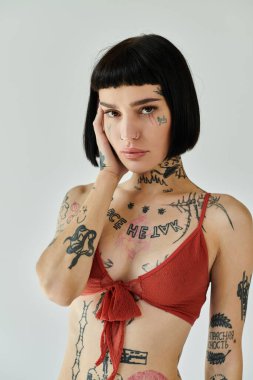 Genç bir kadın moda tarzını ve canlı dövmelerini sergiliyor..