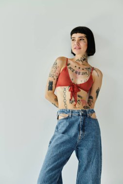 Genç bir kadın moda kıyafetleriyle dövmelerini sergiliyor..