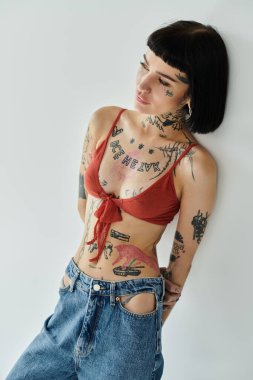 Kendine güvenen moda ve sanat vücut dövmeleri ve modern giysiler aracılığıyla sergileniyor..