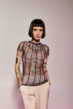 Modaya uygun bir kadın dövmelerini ve kendine güvenini sergiliyor..