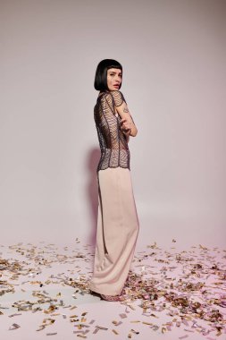 Genç bir kadın moda anlayışını çarpıcı dövmeler ve zarafetle sergiliyor..