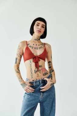 Kendine güvenen bir kadın benzersiz moda ve dövmelerini parlak bir ortamda sunar..