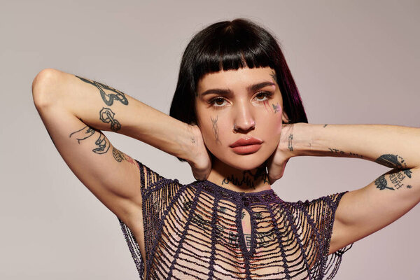 Стильная женщина демонстрирует свои уникальные татуировки и чувство моды.