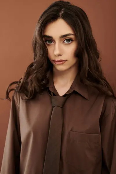 Stock image A beautiful young woman stands confidently, wearing a trendy autumn outfit that highlights seasonal elegance.