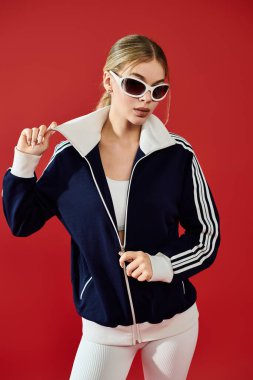 Göz kamaştırıcı bir sporcu moda kıyafetleri içinde, duygu yayıyor ve dikkat çekiyor..