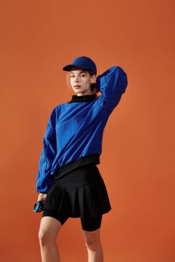 Sporcu kadın, modern atletizm tarzını sergilerken duygularını kendine güvenle ifade eder..