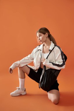 Kararlılığını ve gücünü ifade eden atlet, çarpıcı bir şekilde tutkusunu sergiliyor..