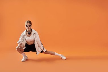 Yetenekli bir atlet duygularını ifade ederken aynı zamanda canlı bir mekanda güç ve zarafet gösterir..