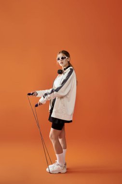 Sporcu kadın eğitime hazırlanırken tutkusunu ve kararlılığını ifade eder..