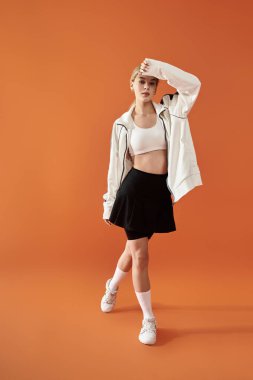 Yetenekli bir atlet duygularını canlı bir arkaplana karşı güvenle poz vererek ifade eder..