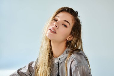 Yetenekli bir sporcu, dinamik bir eğitim anında duygularını tutkuyla ifade eder..