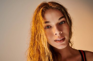 Güzel bir sporcu kadın duygusal bir anı yakalar, güç ve kararlılık saçar..