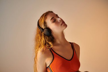 Çarpıcı bir atlet, müzik dinlerken, güç ve stili harmanlarken güçlü duygular gösterir..