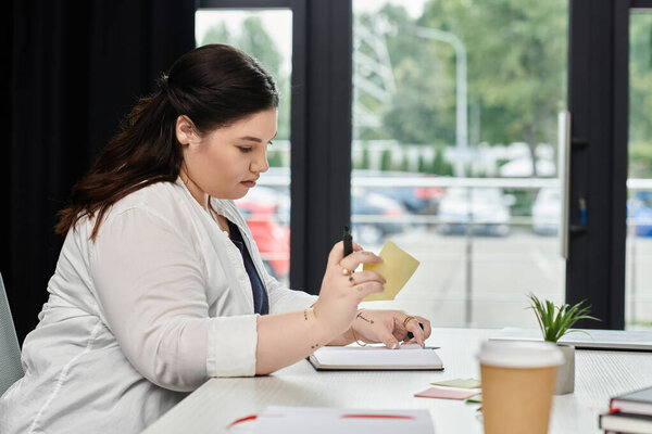 Сфокусированный профессионал тщательно излагает свои идеи и замечания в хорошо продуманном офисном пространстве.