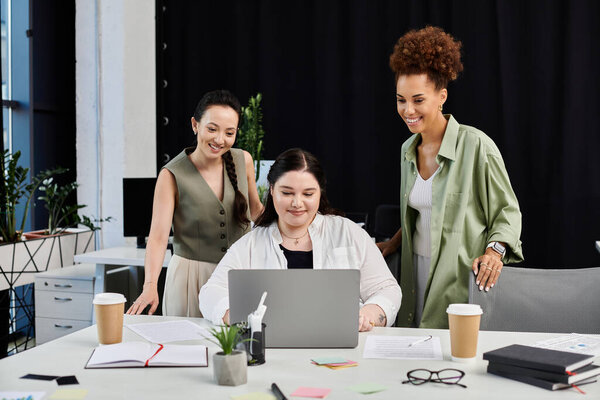Три профессиональные женщины участвуют в командной работе, анализируя результаты на ноутбуке, планируя заранее.