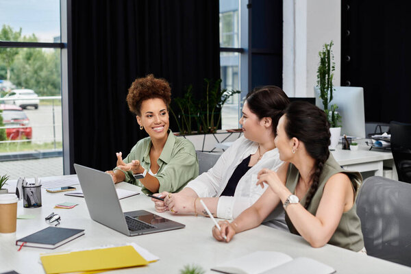 Женщины участвуют в оживленной дискуссии, делятся идеями и эффективно сотрудничают..