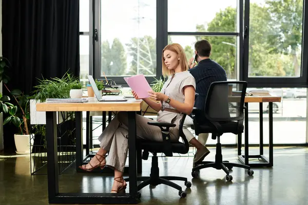 İş arkadaşları, üretkenliğin işbirlikçi atmosferine dalmış vazifelerine odaklanıyor..