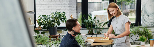 Двое коллег наслаждаются вкусной пиццей вместе, вступая в веселый разговор.