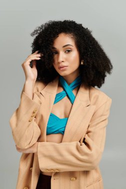 Moda kadını kendine güvenerek poz veriyor, benzersiz stilini ve modern zarafetini vurguluyor..