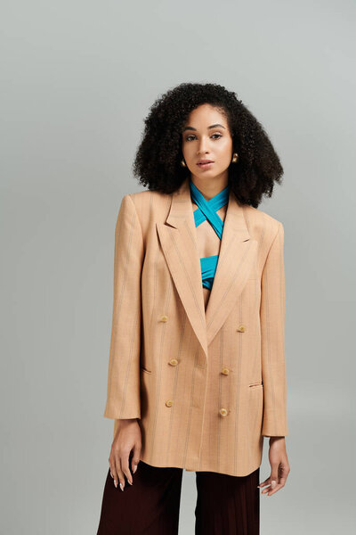 Модная женщина демонстрирует свой стильный наряд с выдержкой и изяществом внутри.