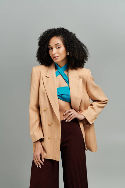 Удивительный наряд подчеркивает ее уверенность и красоту, демонстрируя современные модные тенденции.