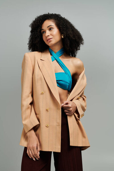 Элегантная женщина излучает уверенность в шикарном наряде, демонстрирует креативность и индивидуальный стиль.