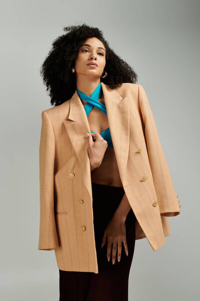 Модная женщина демонстрирует свой неповторимый стиль в шикарном наряде, излучая уверенность.