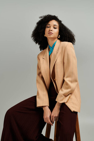 Модная женщина демонстрирует свой уникальный стиль в триумфальном наряде, излучая уверенность и изящество.