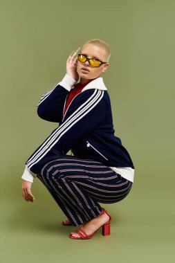 Genç bir kadın canlı bir şekilde poz veriyor, cesur moda seçimleri sergiliyor..