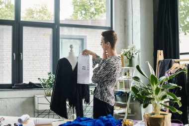 Moda bir transseksüel tasarımcı yaratıcı ve renkli bir stüdyoda canlı kumaş desenleri sergiler..