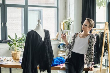 Bir moda tasarımcısı, eşsiz yeteneklerini ve yeteneklerini sergileyerek şık bir stüdyoda yenilikçi tasarımlar keşfeder..