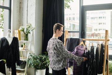 Bir moda tasarımcısı yaratıcılıkla dolu modern bir stüdyoda canlı kumaşlar ve şık tasarımlar keşfediyor..