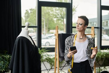 Yaratıcı bir tasarımcı, modayı ve kimliği yenilikçi tasarımlarla dengeleyen şık bir stüdyoda fikirleri keşfeder..