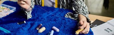 Şık bir cinsiyet değiştiren moda tasarımcısı iğneleri ustalıkla iğneleyerek stüdyolarında eşsiz görüntüler yaratıyor..