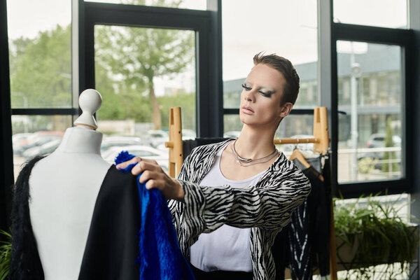 Стильный индивидуальный дизайнер, создающий уникальные проекты в современной студии.