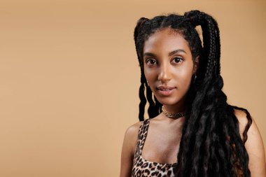 Bu güzel genç bayan, moda leopar desenli giysiler içinde kendinden emin bir şekilde poz veriyor..