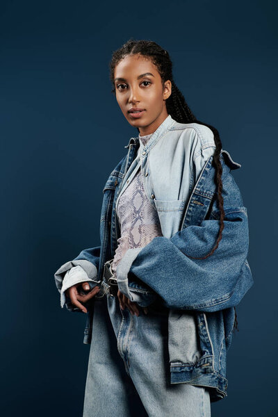 Молодая женщина демонстрирует свой модный стиль, излучая уверенность в яркой атмосфере.