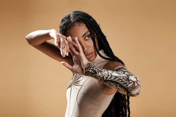 Красивая молодая женщина демонстрирует свой элегантный стиль с уверенностью и изяществом в теплой атмосфере.