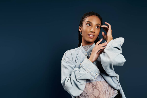 Красивая молодая женщина с элегантной позой и стильный наряд очаровывает своей уверенностью.