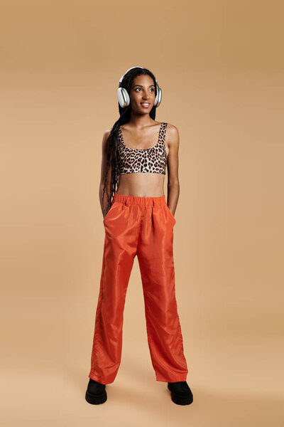 Молодая женщина демонстрирует свое чувство моды в модном наряде, наслаждаясь моментом.