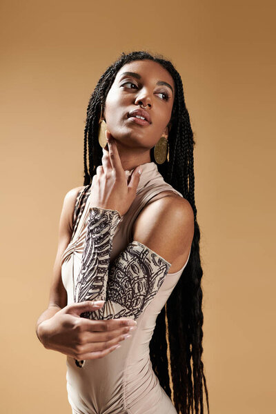 Молодая женщина демонстрирует свой стильный наряд и поразительные украшения рук с элегантностью и уравновешенностью.